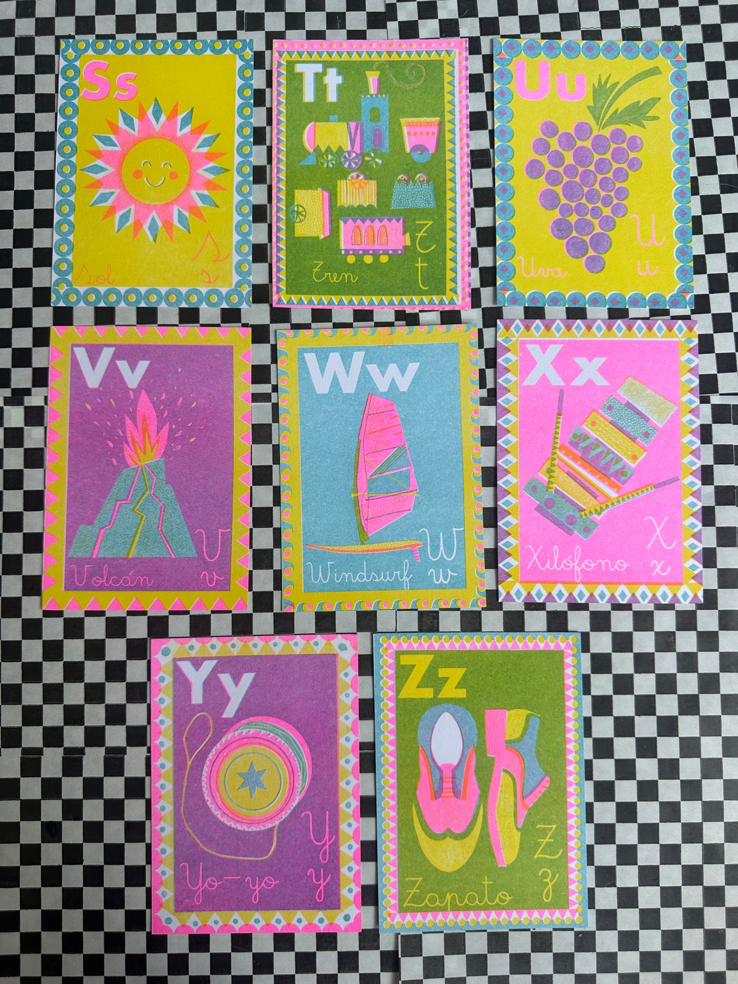 Set tarjetas ABC impresas en risografía
