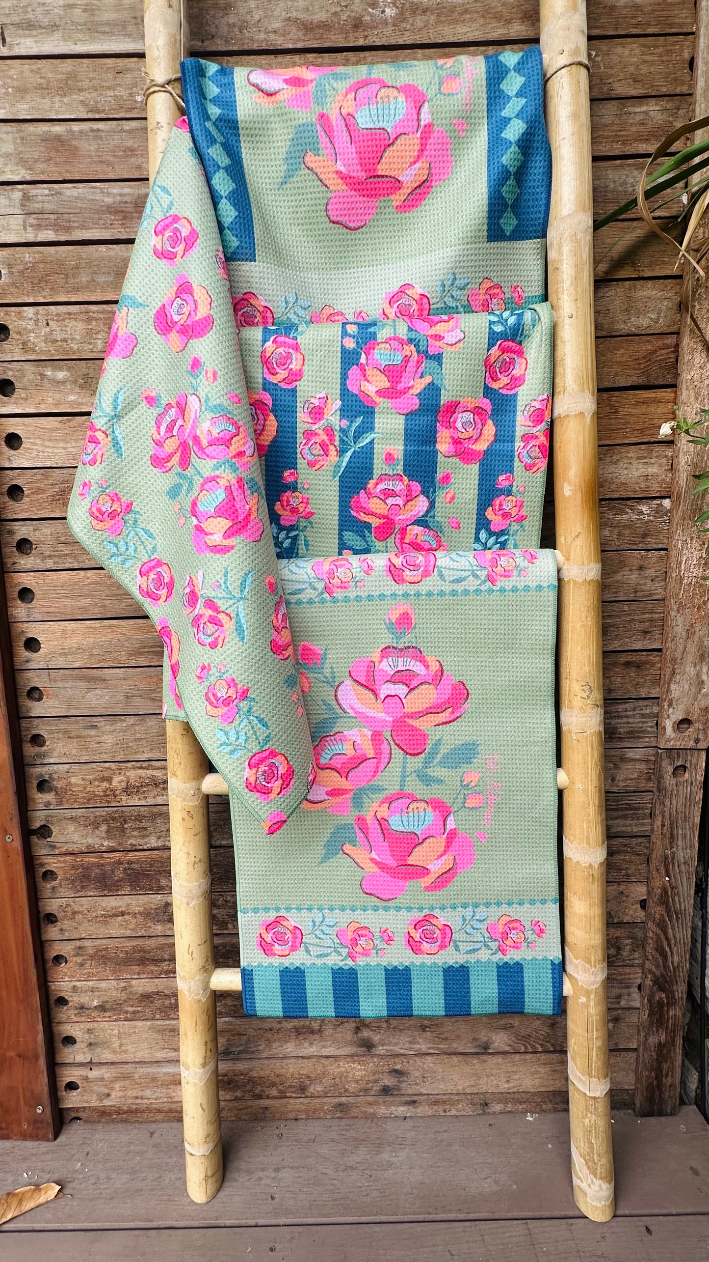 Paño de Cocina Patrón Rosa fondo Líneas Verdes