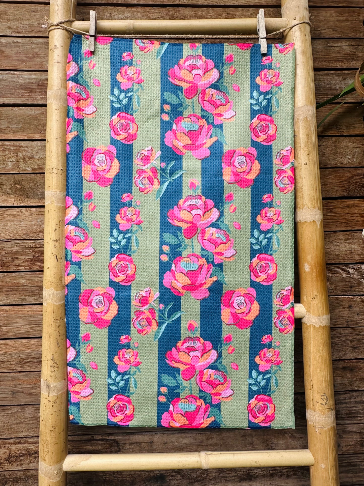 Paño de Cocina Patrón Rosa fondo Líneas Verdes