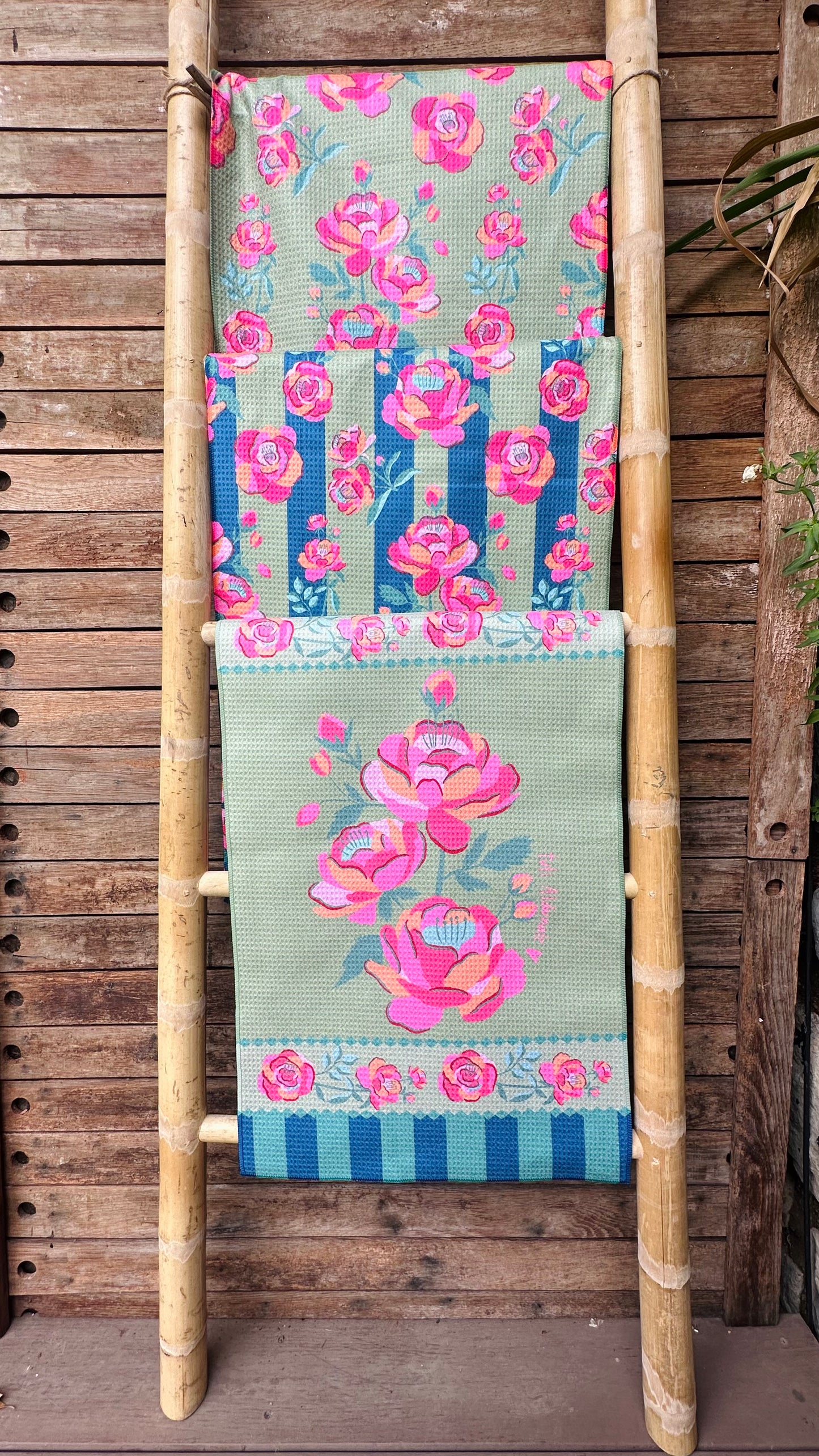 Paño de Cocina Patrón Rosa fondo Líneas Verdes