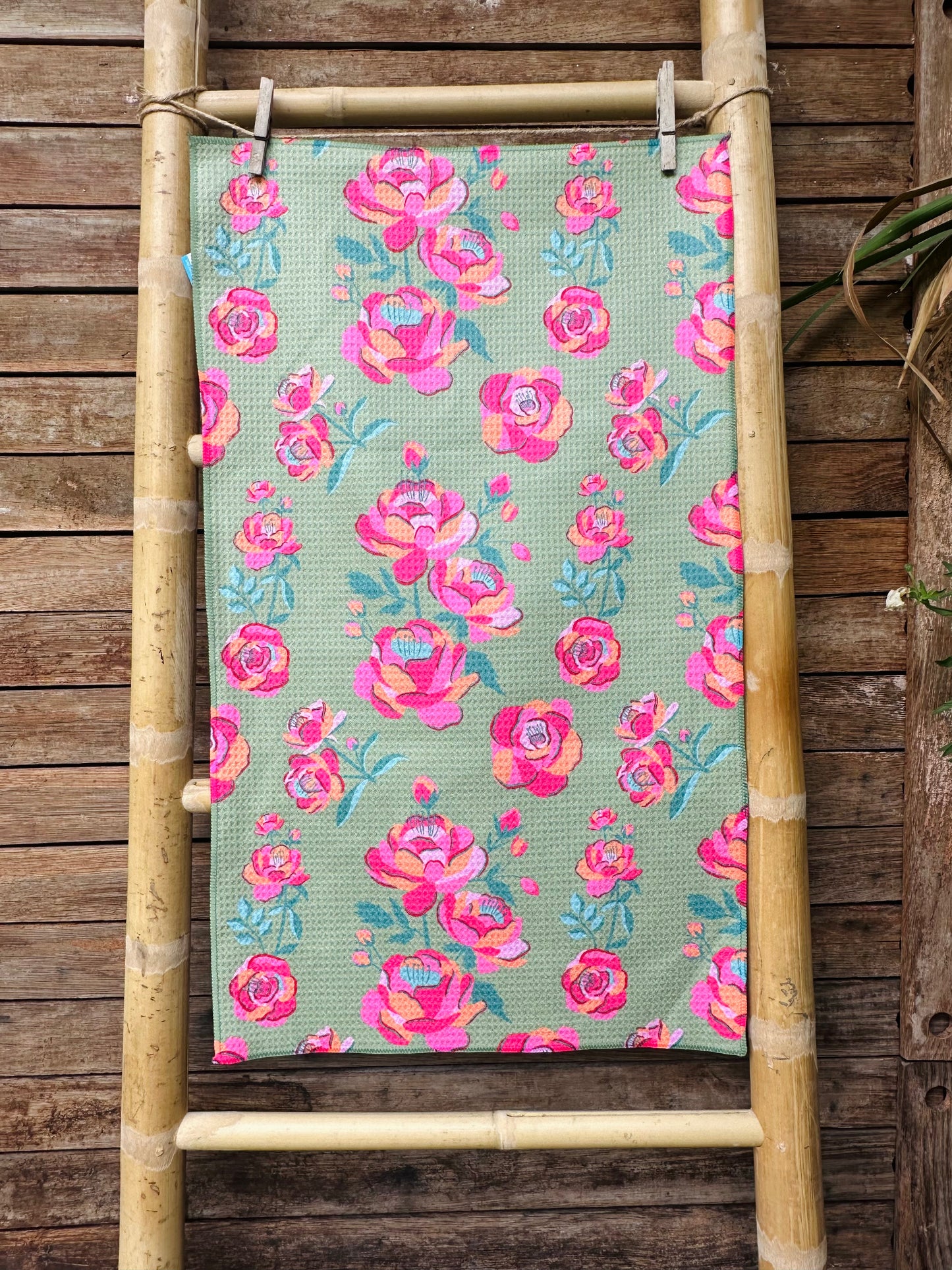 Paño de Cocina Patrón Rosa fondo Verde
