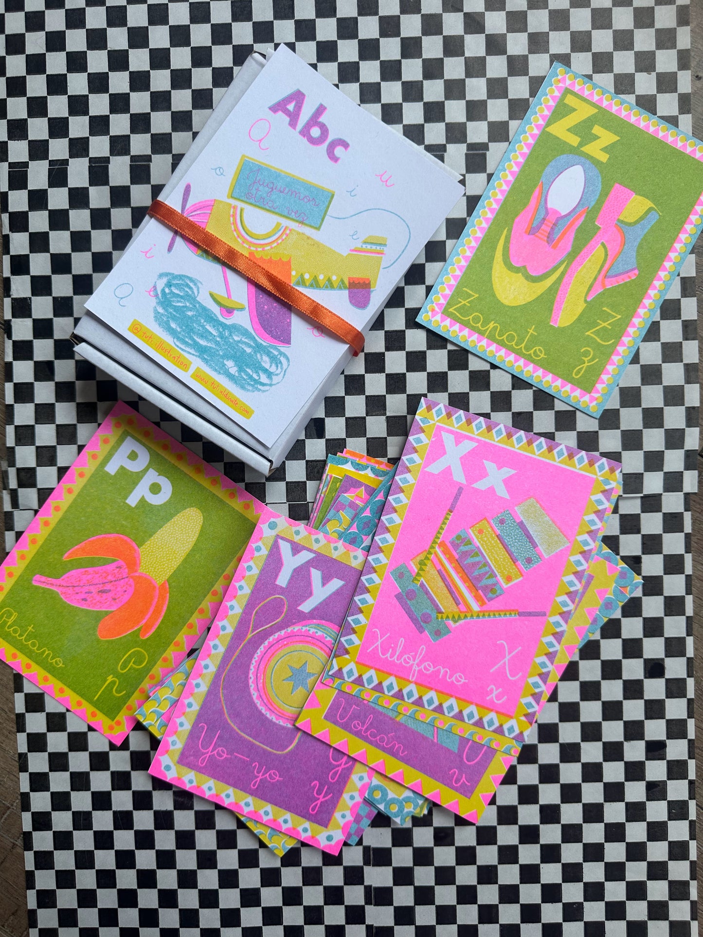 Set tarjetas ABC impresas en risografía